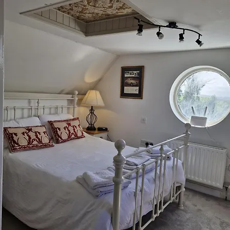 The Mews, بيال ان دا تشاب